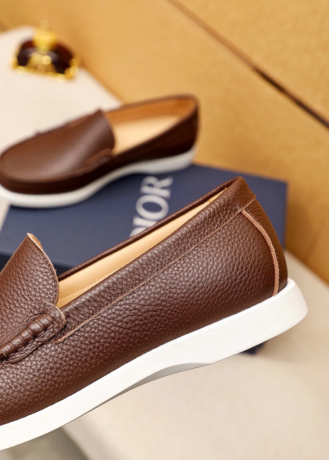 Men's shoes 💰460 💐 Product trademark: Dior "Dior" casual leather shoes Regular size: 38-44 (45.46.47🉑️customized) Product materials: Selected first-layer lychee calfskin upper imported from Italy, imported water-dyed 🐂 cowhide lining. Strong three-dimensional visual effect, rubber outsole Color: 3⃣️colors available
